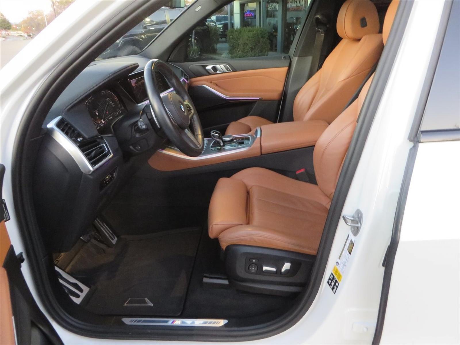 2022 White /BROWN BMW X5 xDrive40i (5UXCR6C08N9) with an 3.0L L6 DOHC 24V engine, 8A transmission, located at 2630 Grass Valley Highway, Auburn, CA, 95603, (530) 508-5100, 38.937893, -121.095482 - Photo #14
